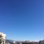 おふくろ亭 - 店前の風景 富士由比バイパスの向こうは駿河湾
      大きな青空が気持ち良い！