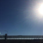 おふくろ亭 - 店前の風景 富士由比バイパスの向こうは駿河湾
      大きな青空が気持ち良い！