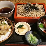 奥京 - 海鮮かき揚げと天ざるそばとﾐﾆもつ丼1070円