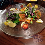 ビルボードライブ東京 - 「オレンジ風味のサーモンマリネと真鯛のカルパッチョ」　1,780円