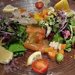 ビルボードライブ東京 - 「オレンジ風味のサーモンマリネと真鯛のカルパッチョ」　1,780円