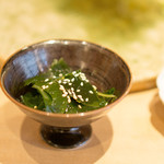 Sushi Wadatsumi  - 最初の突き出しで出たワカメの刺身　いきなりノックアウトでした、美味すぎて。