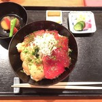 金田中 庵 - 三色半の東丼(3024円)