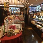 横浜大飯店 - １階の物販コーナー