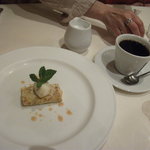 トラットリア・アルベロ - デザート／苺のクレープとバニラジェラートと珈琲