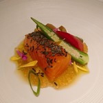 ベッラ・ヴィスタ - サーモン。これがまた、、、なんとレアな焼き加減が最高(*ﾟдﾟ*)サーモンのたたき！と表現したら良いのかな(笑)？とろける美味しさ、、