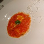 ベッラ・ヴィスタ - トマトソースのラビオリ。このトマトソース、何使ってる味なのか？マイルドなトマトソースで、トマトソース苦手な私が絶賛できる味