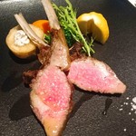 ベッラ・ヴィスタ - 肉料理①・仔羊の炭火焼き。これまたイイ焼き加減で骨まで、、な勢いで食べます(笑)