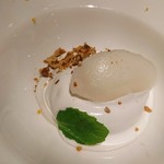 ベッラ・ヴィスタ - デザート①・デリッツァアルリモーネ。レモン風味のシャーベットと、クリーム・スポンジ生地の組み合わせ(*^o^*)