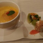 燕の巣入りマンゴープリンと中国菓子