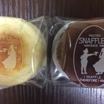 函館洋菓子スナッフルス - 左 チーズオムレット
      右 蒸し焼きショコラ