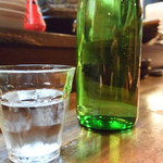 旬肴地酒 寅八 - ワインボトルに入った和らぎ水