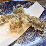 旬肴地酒 寅八 - サービスで頂いたクエうろこの素揚げ