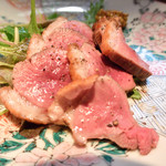 旬肴地酒 寅八 - わがままを言ってハーフで頂いた鴨ロース炭焼きは地元豊橋産のブランド鴨「あいち鴨」です。