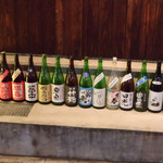 旬肴地酒 寅八 - 外観には日本酒の空ビンがオブジェとして並んでいます。