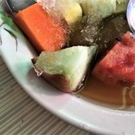 冰郷 - いろんなフルーツが氷の中に隠れています。果肉が薄緑色のフルーツは蓮霧(レンブ)