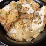 遊心 - 遊心丼ライスの上は玉ねぎで、その上に豚バラ肉の方 カツが！