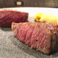 神戸牛炉窯焼ステーキ 雪月風花 北野坂 - 手前、神戸牛プレミアムサーロインステーキ(250g) と奥が村田牛サーロインステーキコース(250g ) のハーフ&ハーフ