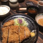 勝烈亭 - キャベツと赤だし、ご飯はおかわり可能