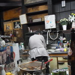 庚申酒場 - おでん鍋の前ですね