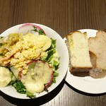 トラットリア クアルト - 【ランチ】セットの自家製パンとサラダ