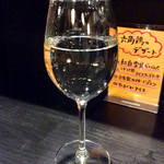 鶏家 六角鶏 - 高知の地酒「土佐しらぎく」(特別本醸造、一合、680円)。