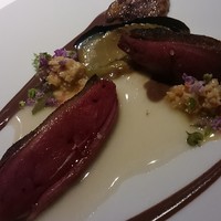 レフェルヴェソンス - 鳩を稲藁で炙って、その内臓のソース、生姜のきいた北寄貝、賀茂茄子、紫蘇の花