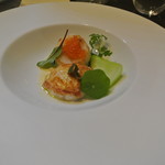 アキヒサ ハンダ - 根室産真ダチとサロマ産帆立貝　エピスとタイムのソースで