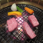 炭火焼肉たけさん亭 - 炭火無煙ロースターで焼いていきます♪