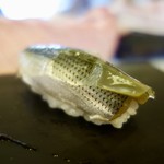 ［2017/11］おまかせ 十二貫(6000円)・寿司③ こはだの握り 白板昆布乗せ