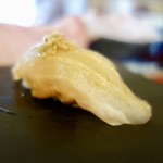 奴寿司 - ［2017/11］おまかせ 十二貫(6000円)・寿司⑥ くえの握り 赤ウニ仕込み 出汁醤油につけたわさび