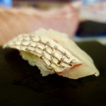 奴寿司 - ［2017/11］追加① 真鯛湯引きの握り 岩塩乗せ