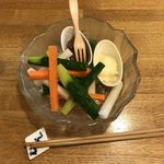 居酒屋山さん - 野菜スティック(木製フォークの下にあるのが麦味噌)