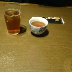 たか久総本店 - カウンターからセルフでドリンクサービス