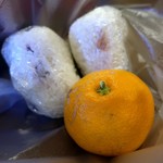 灯 - おにぎりとみかん