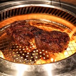 北新地 はらみ - 店員さんが調理してくれます。