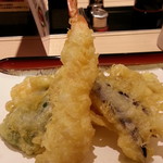 てんまつ - 生ビールセット490円の天ぷら盛合わせアップ