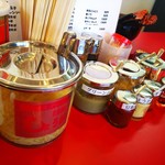 家系ラーメン たつ家 - 調味料の皆さん。