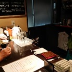 地ビールバー まる麦 - カウンターのみの店内