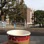 Tari Zu Kohi - 時計台と楠の大木の前でコーヒーブレイク