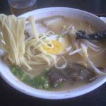 王華ラーメン - 王華ラーメン：ストレート麺