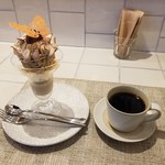 デザートカフェ ハチドリ - モンブランパフェ オレンジとの組み合わせ、ホットコーヒー