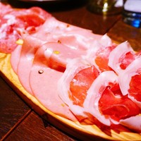 オービカ モッツァレラバー 梅田店 - サルーミ３種盛り合わせ