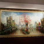 店の壁に飾られた絵画