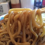 麺魂39 - 「特製野菜らぁめん」「特盛」「チャーシュー」麺リフト。麺は、機械打ち角刃麺、極太ストレート麺である。茹で上げは柔らかめで、もちもちとした食感が強い。