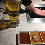 上野 和牛焼肉 USHIHACHI 極 - お店の方が火加減を見ています