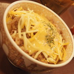 すき家 - とろ〜り3種のチーズ牛丼・並盛（５００円）２０１７年１２月