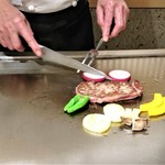 ステーキ花郷 - 『特選米沢牛』と季節の野菜を焼いているところ～♪(*￣∇￣)ﾉ