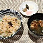 ステーキ花郷 - 『ガーリックライス、赤だし、漬物』～♪(*￣∇￣)ﾉ