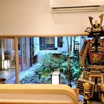ステーキ花郷 - 『ステーキ花郷 祇園店』さんの店舗奥には 兜の鎧と坪庭が見える～♪(*￣∇￣)ﾉ